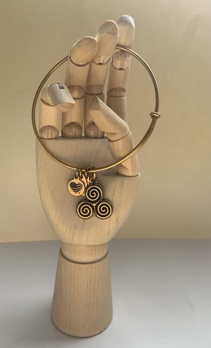 Alex ani triskelion - &,